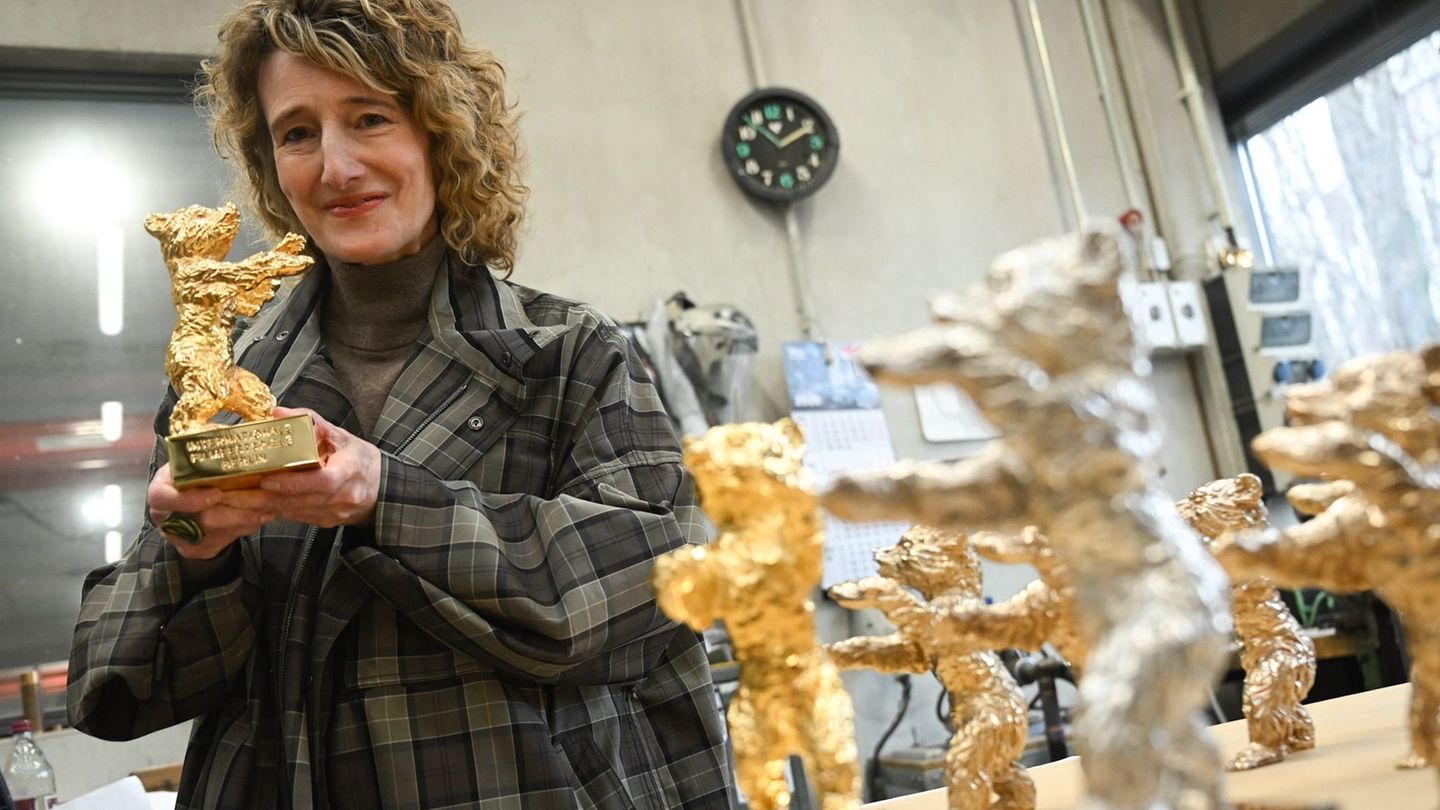 Festivalchefin Tricia Tuttle zeigt einen der Bären. Foto: Britta Pedersen/dpa