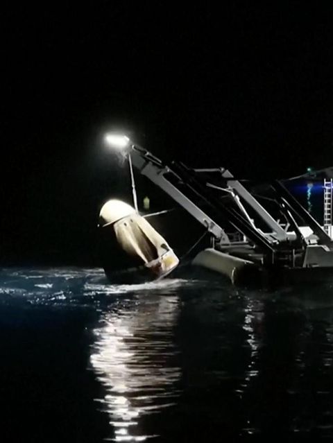 Die Landung eines Nasa-Raumschiffs auf dem Wasser.