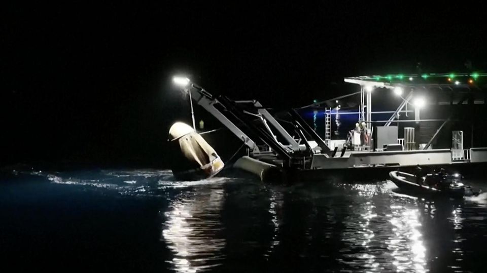 Die Landung eines Nasa-Raumschiffs auf dem Wasser.