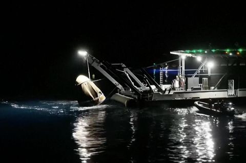 Die Landung eines Nasa-Raumschiffs auf dem Wasser.