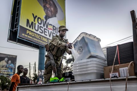 Ein Polizist liefert Wahlurnen