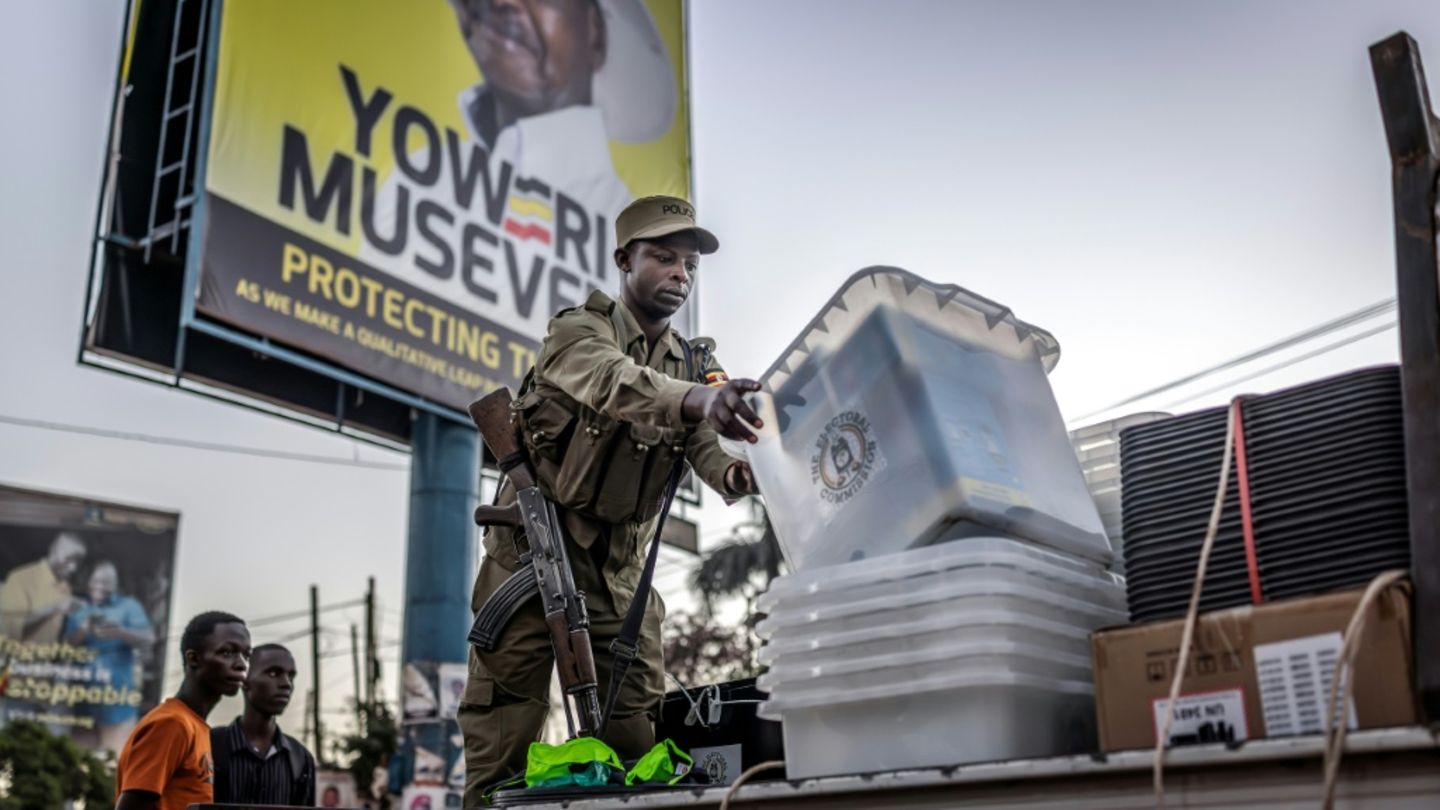 Ein Polizist liefert Wahlurnen