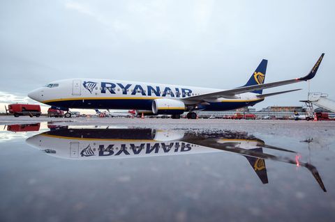 Ryanair will das Angebot am Hamburger Flughafen erneut kürzen. (Archivbild) Foto: Daniel Bockwoldt/dpa