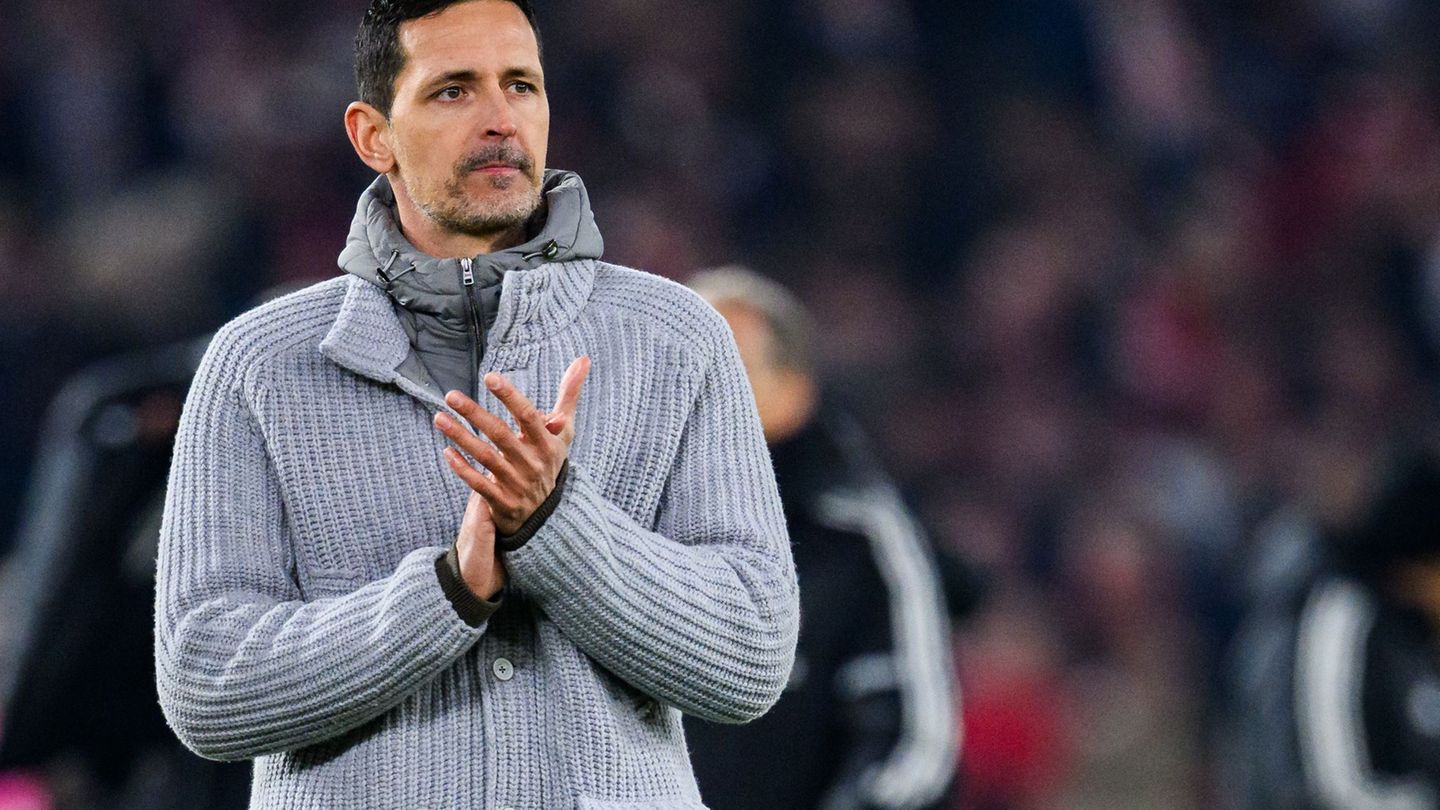 Frankfurts Trainer Dino Toppmöller erwartet von seiner Mannschaft in Bremen eine Reaktion. Foto: Tom Weller/dpa