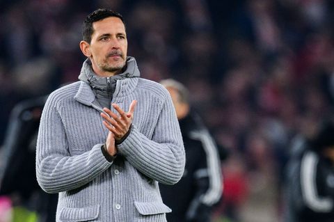 Frankfurts Trainer Dino Toppmöller erwartet von seiner Mannschaft in Bremen eine Reaktion. Foto: Tom Weller/dpa