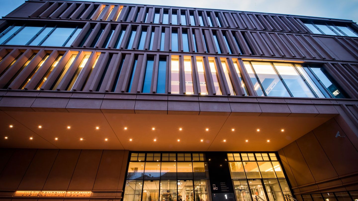 Die Angeklagten hatten vor Gericht zugegeben, jahrelang Bargeld und Geschenke angenommen zu haben. (Archivbild) Foto: Bernd This