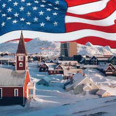 Die Flagge der USA über der Grönländischen Stadt Nuuk