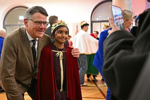 Hessens Ministerpräsident Boris Rhein (CDU) macht ein Selfie mit einer Sternsingerin Foto: Michael Brandt/dpa