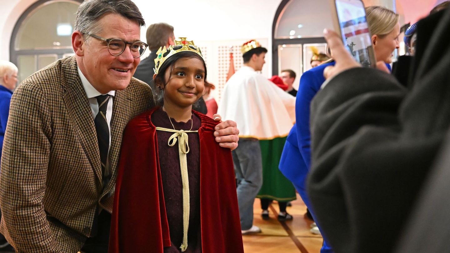 Hessens Ministerpräsident Boris Rhein (CDU) macht ein Selfie mit einer Sternsingerin Foto: Michael Brandt/dpa