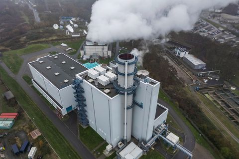 Dampf steigt aus der Kühlung eines Gaskraftwerkes in Hürth. (Archivbild) Foto: Oliver Berg/dpa
