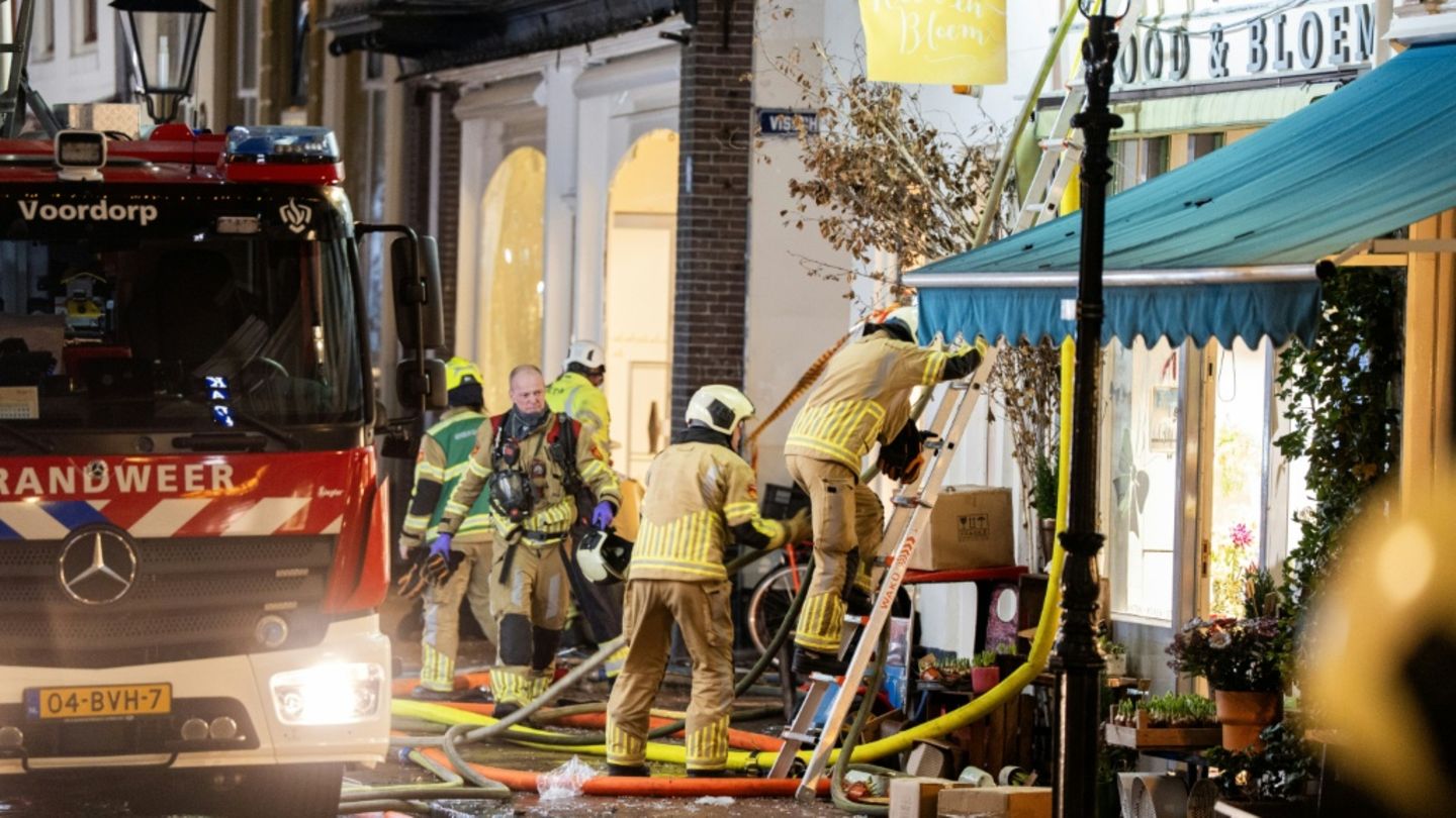 Löscharbeiten nach Explosion in Utrecht