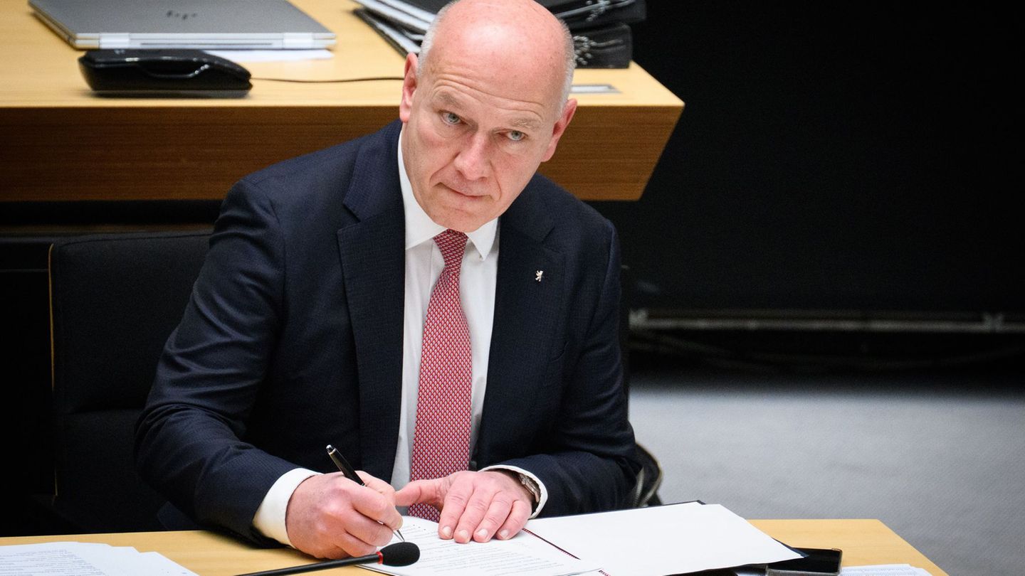 Kai Wegner (CDU), Regierender Bürgermeister von Berlin, sitzt in der Plenarsitzung im Berliner Abgeordnetenhaus. Foto: Bernd von