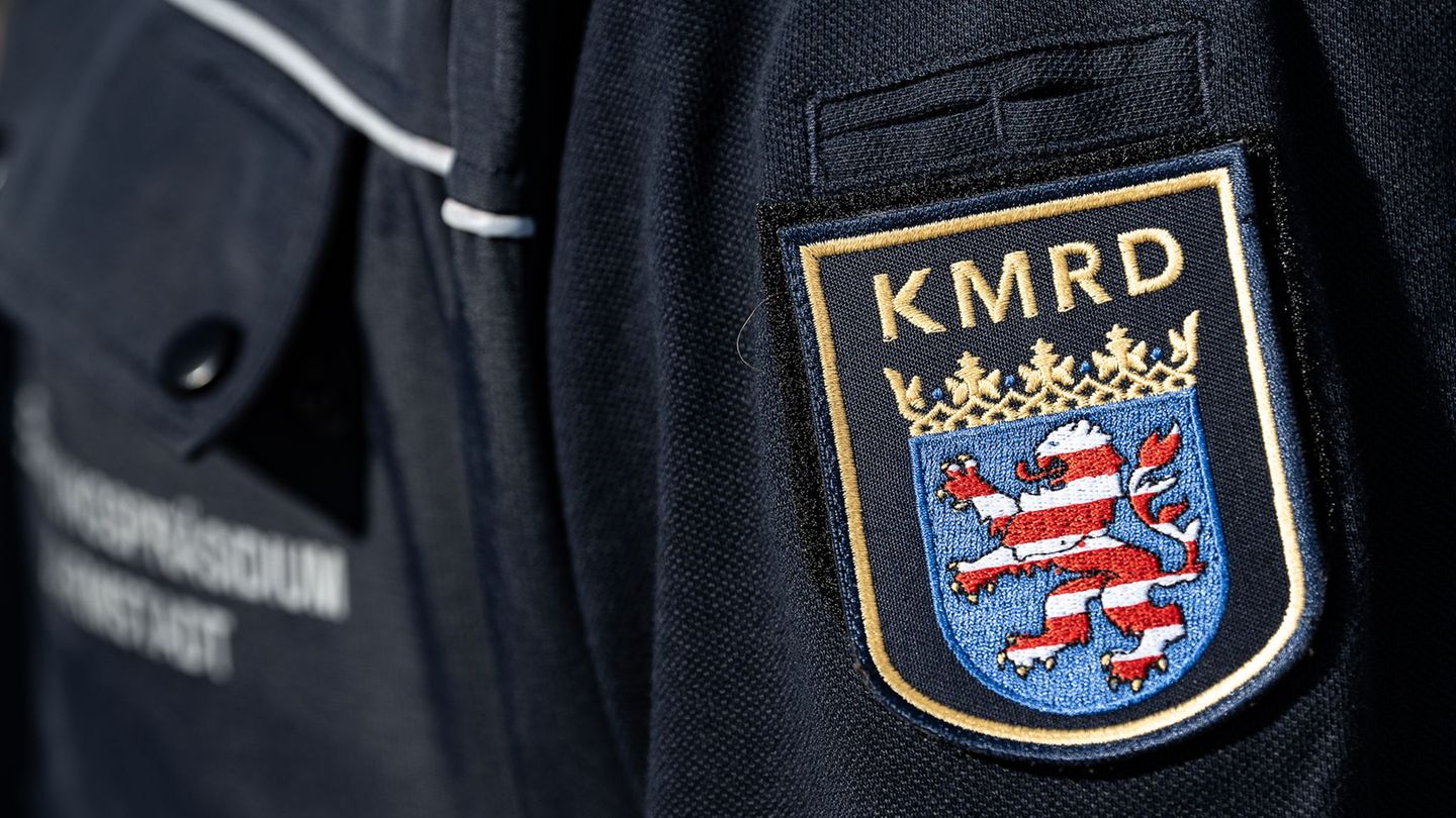 Der Kampfmittelräumdienst nimmt sich der Bombe an. (Symbolbild) Foto: Swen Pförtner/dpa