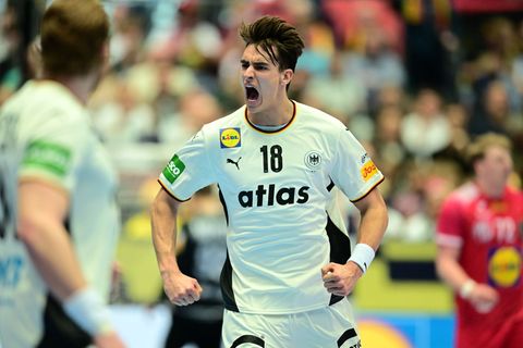 Bundestrainer Alfred Gislason setzt im Angriff und in der Abwehr auf Julian Köster. Foto: Sina Schuldt/dpa