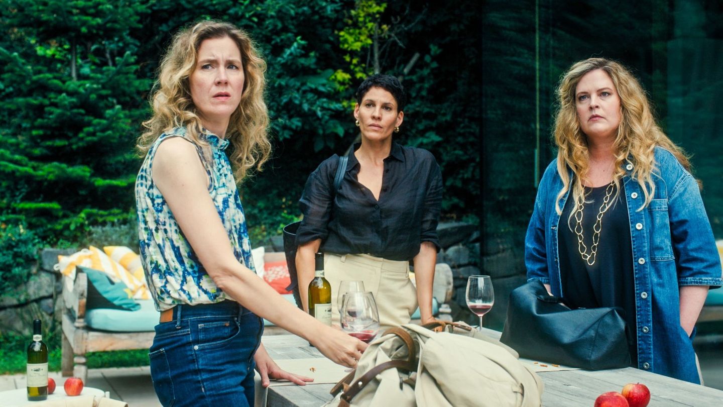 Für die Freundinnen (von links) Christiane (Franziska Hackl), Inès (Jasmin Gerat) und Doris (Diana Amft) sowie Miriam (Franziska Weisz, nicht im Bild) gehen die Geschehnisse der Serie "Tage, die es nicht gab" (2023) weiter. Auch in der Fortsetzung erschüttert wieder ein Mordfall ihr Leben.