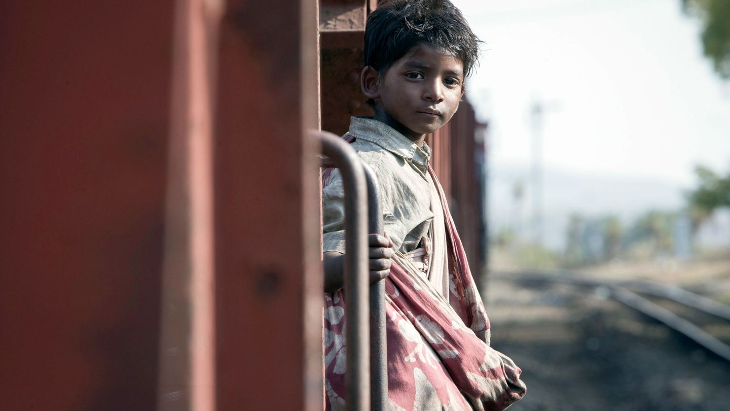 Endstation Kalkutta: Unfreiwillig ist der fünfjährige Saroo (Sunny Pawar) in der Millionenstadt Kalkutta gestrandet.