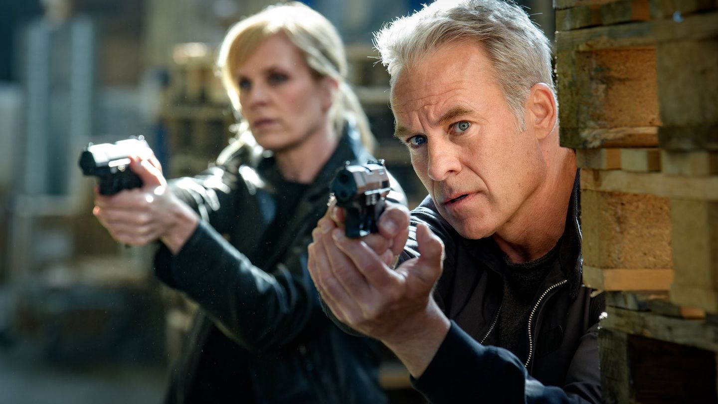 Auf ein Baustoffcenter wurde ein Raubüberfall begangen. Ina Zimmermann (Melanie Marschke) und Jan Maybach (Marco Girnth) von der SOKO Leipzig halten das Geschehen im Auge, denn noch sind die Täter vor Ort.