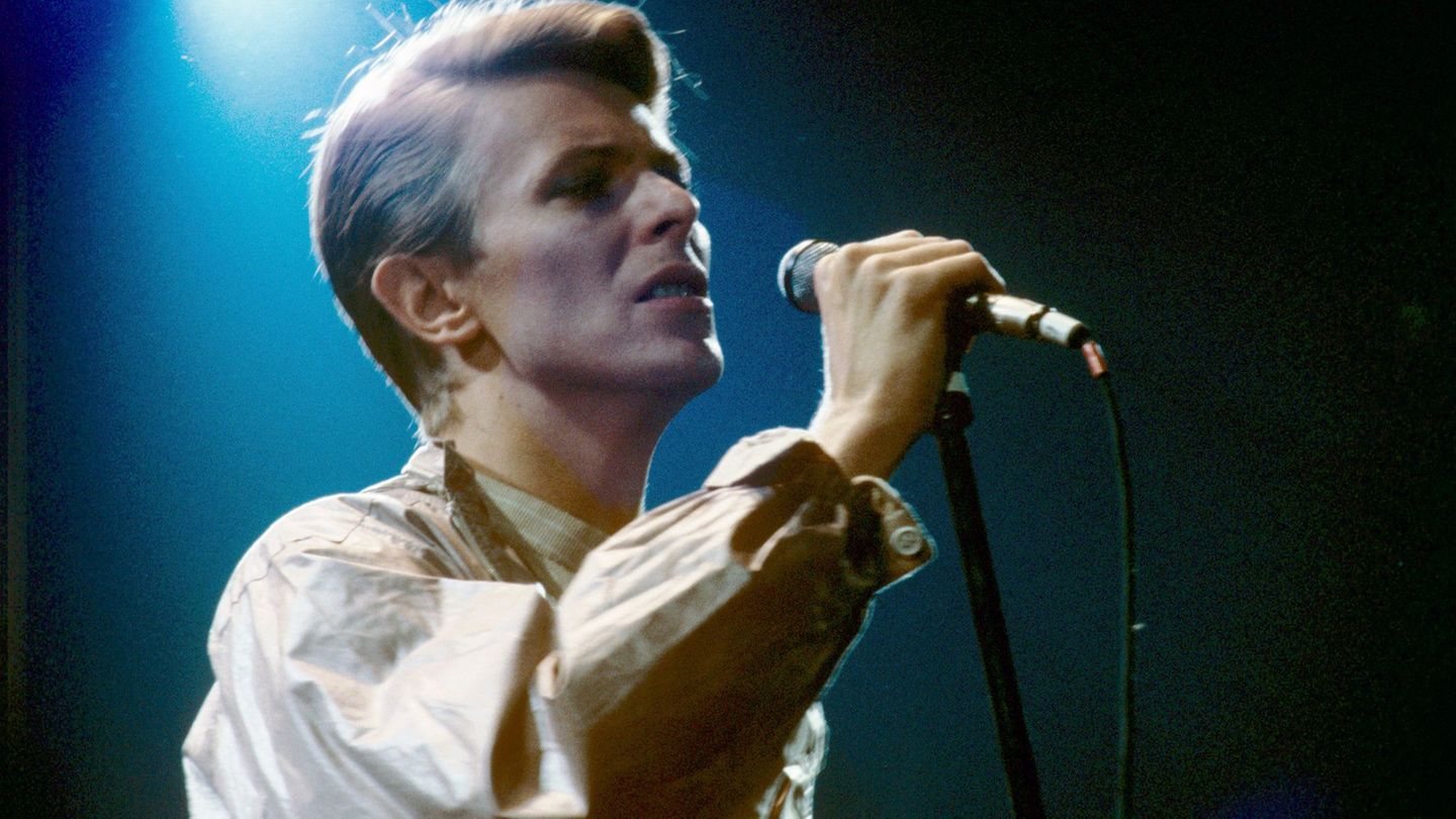 In der Doku erinnern sich Bandkollegen an David Bowie, hier bei einem Auftritt in der Frankfurter Festhalle im Jahr 1978. (Archi