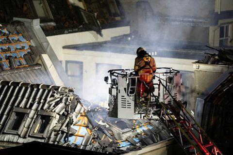 Löscharbeiten nach Explosion in Utrecht