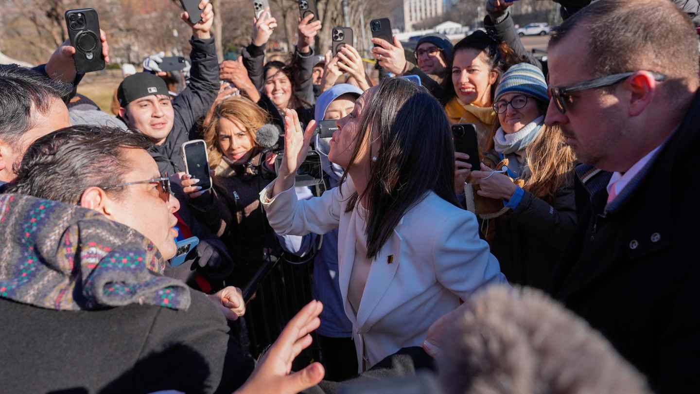 María Corina Machado (Mitte) bei ihrer Ankunft am Weißen Haus, wo sie auf US-Präsident Donald Trump traf