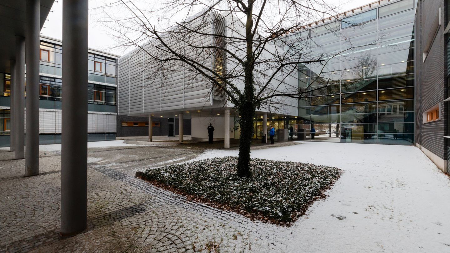 Aus Sicht der Staatsanwaltschaft handelte die Angeklagte grausam und aus Habgier. (Archivbild) Foto: Michael Reichel/dpa