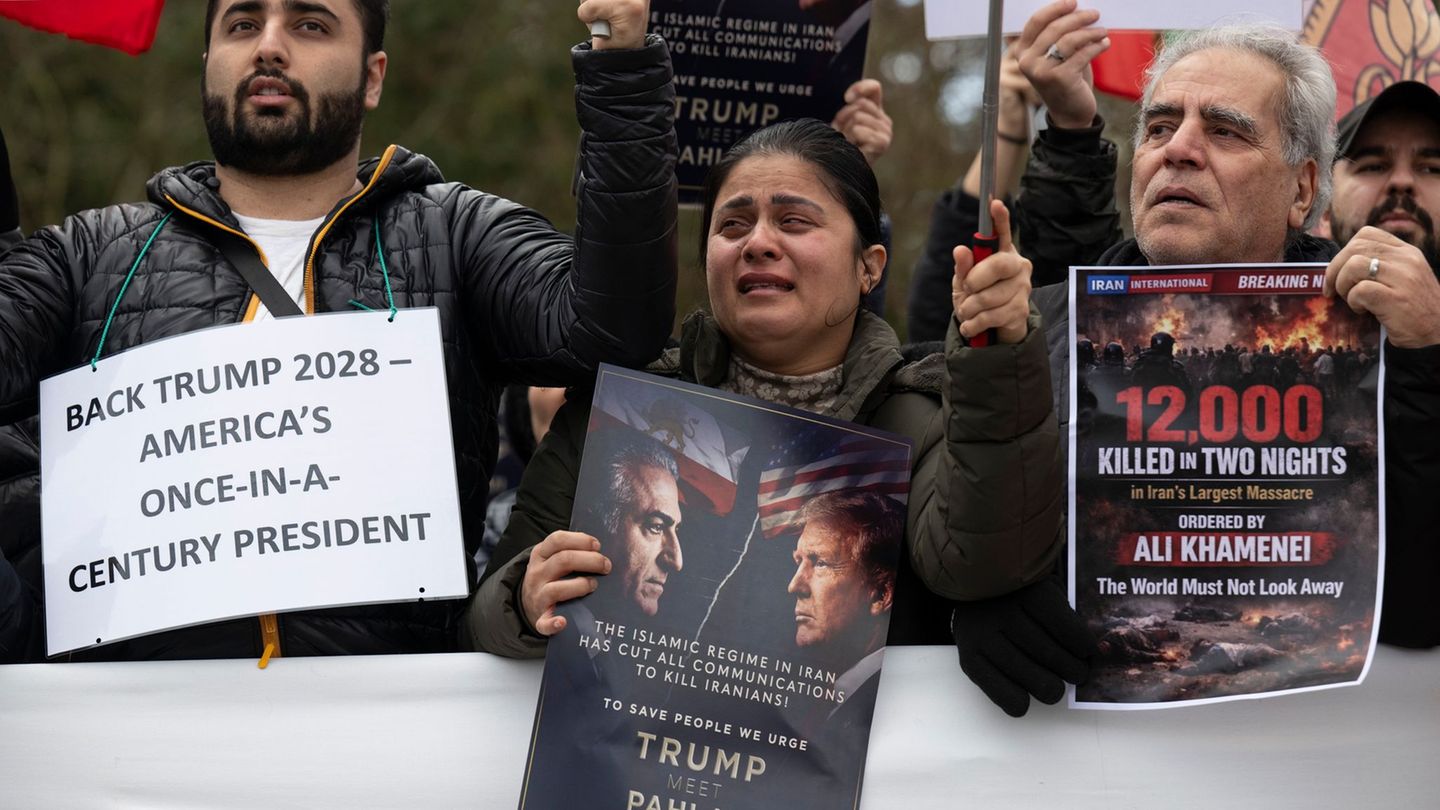 Mehrere hundert Menschen haben am Donnerstag vor dem Frankfurter US-Generalkonsulat für ein Ende des iranischen Mullah-Führung d