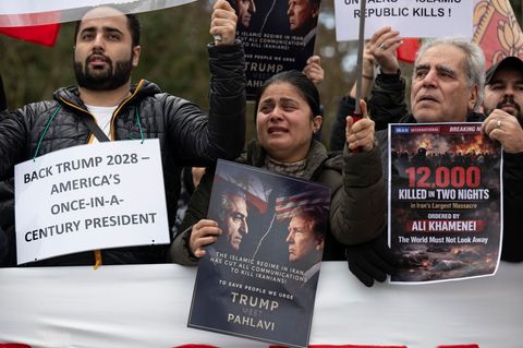 Mehrere hundert Menschen haben am Donnerstag vor dem Frankfurter US-Generalkonsulat für ein Ende des iranischen Mullah-Führung d