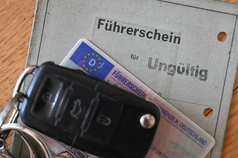 Wer zwischen 1999 und 2001 seinen Führerschein bekommen hat, muss bis zum 19. Januar umtauschen. (Symbolbild) Foto: Arne Dedert/