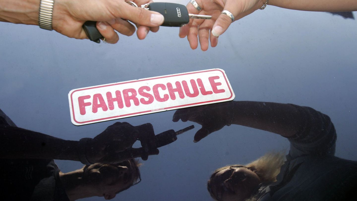 Führerschein machen - oder doch lieber warten, bis alle Autos von selbst fahren? (Symbolbild) Foto: Marcus Führer/dpa