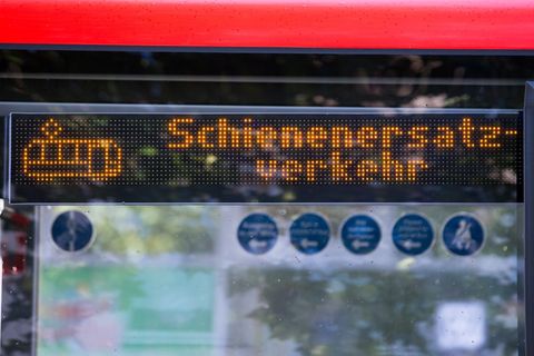 Im Schienenersatzverkehr müssen Pendler laut einer Analyse von Pro Bahn in velen Fällen die doppelte Zeit einplanen gegenüber de