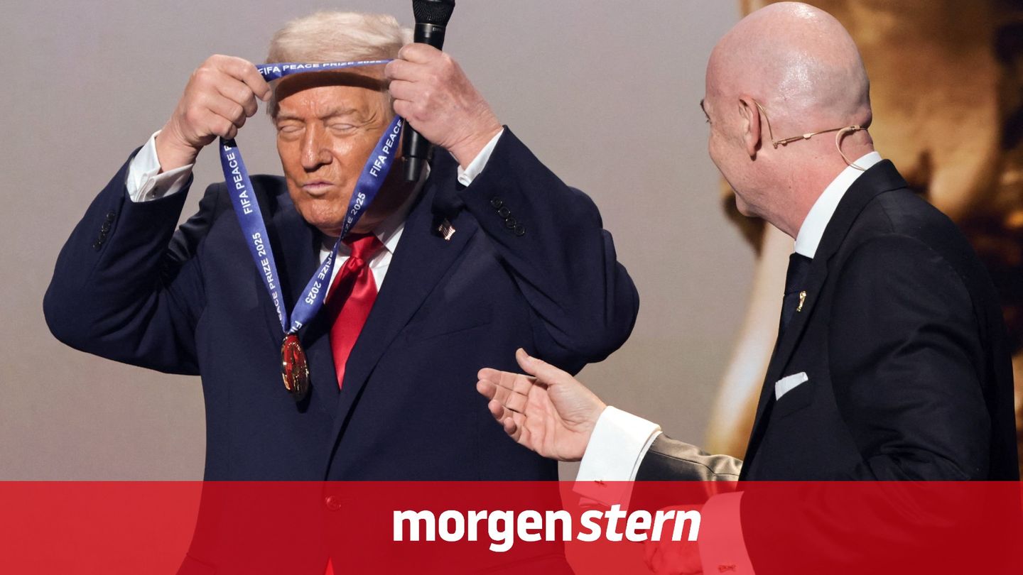 Donald Trump hängt sich im Dezember 2025 den Fifa-"Friedenspreis" um. Neben ihm Fifa-Präsident Giovanni Infantino