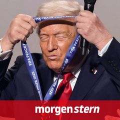 Wenn schon kein Nobelpreis, dann wenigstens der: Donald Trump hängt sich im Dezember 2025 den Fifa-"Friedenspreis" um