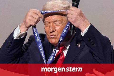 Wenn schon kein Nobelpreis, dann wenigstens der: Donald Trump hängt sich im Dezember 2025 den Fifa-"Friedenspreis" um