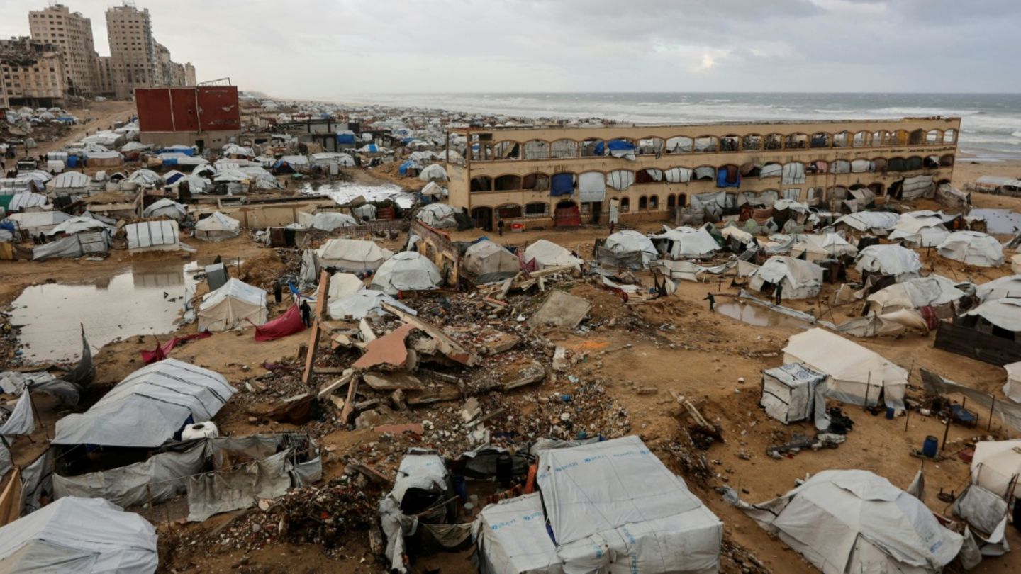Ein Zeltlager am Strand in der Stadt Gaza
