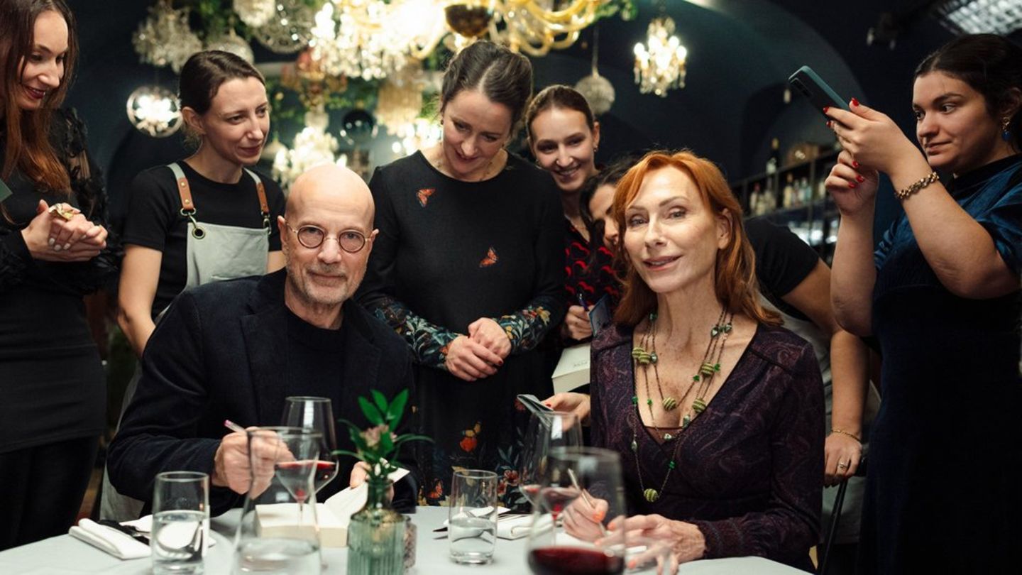 "Ein Taxi für zwei": Gregor (Christian Berkel, l.) und Elke (Andrea Sawatzki, r.) werden beim Dinner von Fans umringt.