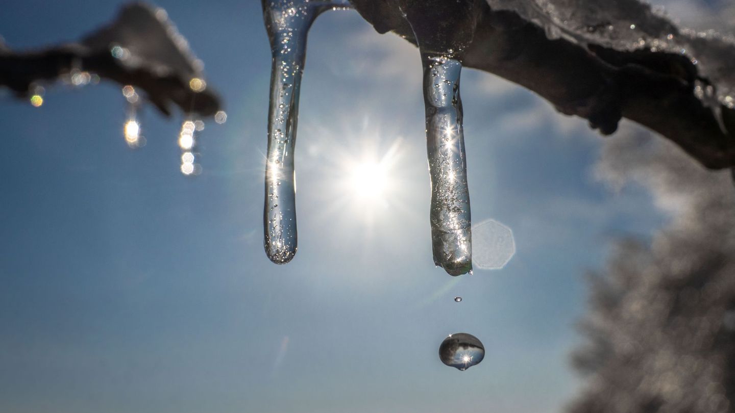 Sonne und Plusgrade - wo noch Schnee liegt, taut es weiter. (Archivbild) Foto: Frank Rumpenhorst/dpa