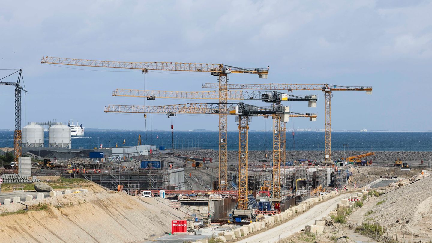 Für die Durchfahrt des Fehmarnbelttunnels soll nach der Fertigstellung Maut erhoben werden. (Symbolbild) Foto: Frank Molter/dpa