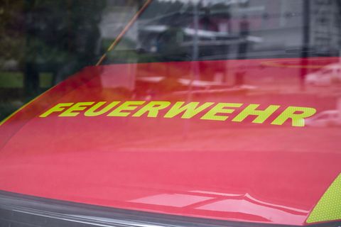 Feuerwehrleute sind nach einem Dachstuhlbrand in Zella-Mehlis im Einsatz. (Symbolbild) Foto: Daniel Vogl/dpa