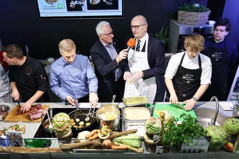 Bei der Grünen Woche 2025 legte Brandenburgs Ministerpräsident Dietmar Woidke in der Showküche der Brandenburg-Halle die Kochsch