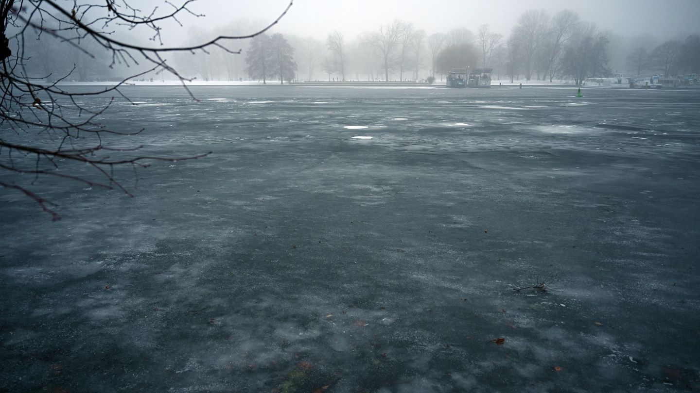 Wer in Berlin oder Brandenburg unterwegs ist, muss mit minus zwei Grad und überraschender Glätte rechnen. Foto: Lilli Förter/dpa
