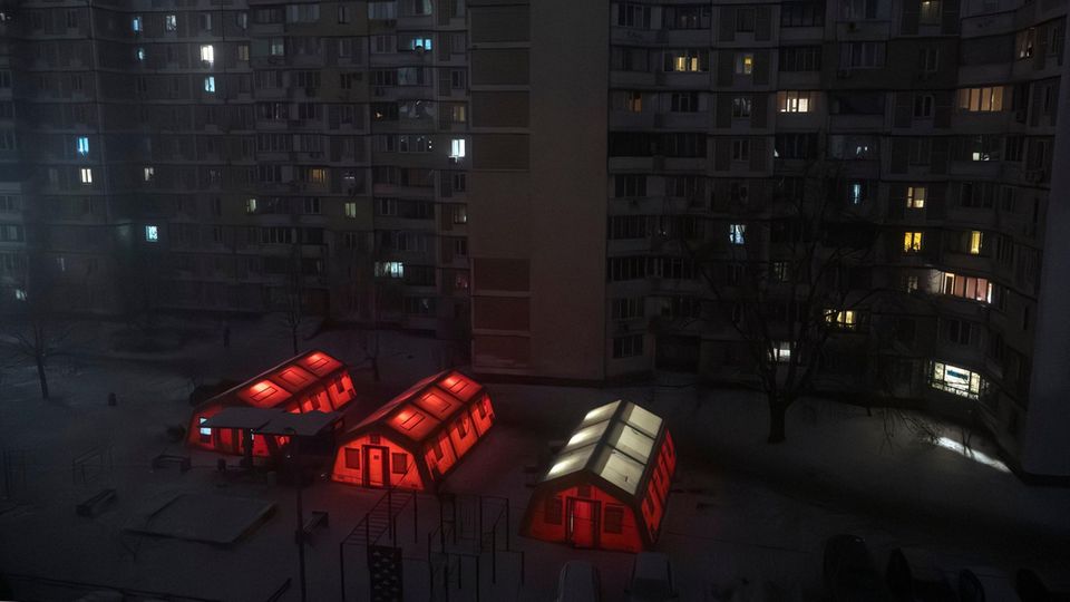 Notzelte stehen in einem Wohnviertel in Kiew