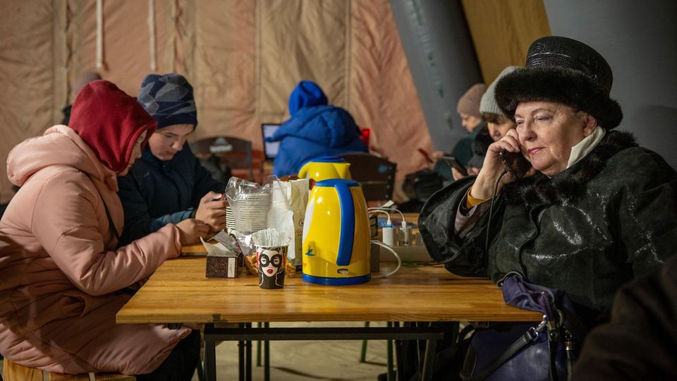 Auch im Notzelt scheint die Temperatur empfindlich kühl zu sein