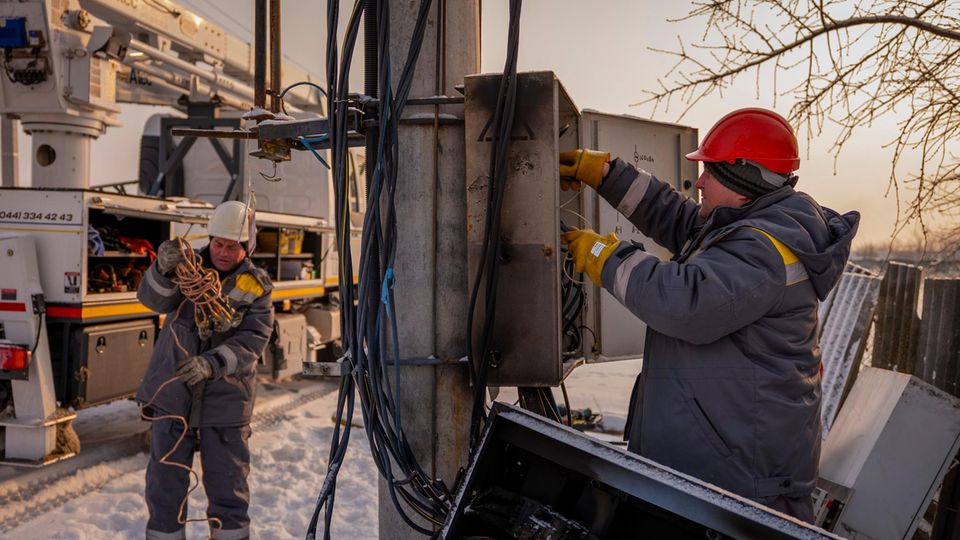 Elektriker reparieren einen Strommast