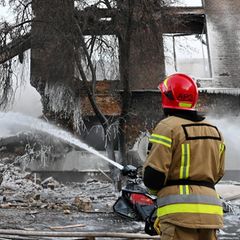 Ein Feuerwehrmann löscht einen Brand nach einem Drohnenangriff in Kiew