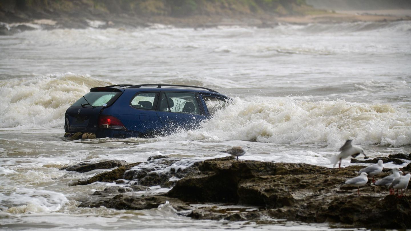 Wye River, Australien. Sintflutartige Regenfälle im Südosten des Landes haben den beliebten Touristenort fast vollständig überschwemmt und verwüstet. Dabei wurden auch Autos und Wohnwagen ins Meer gespült. Die Aufräumarbeiten sind im vollen Gange, aber ob sich dieses Fahrzeug noch retten lässt?
