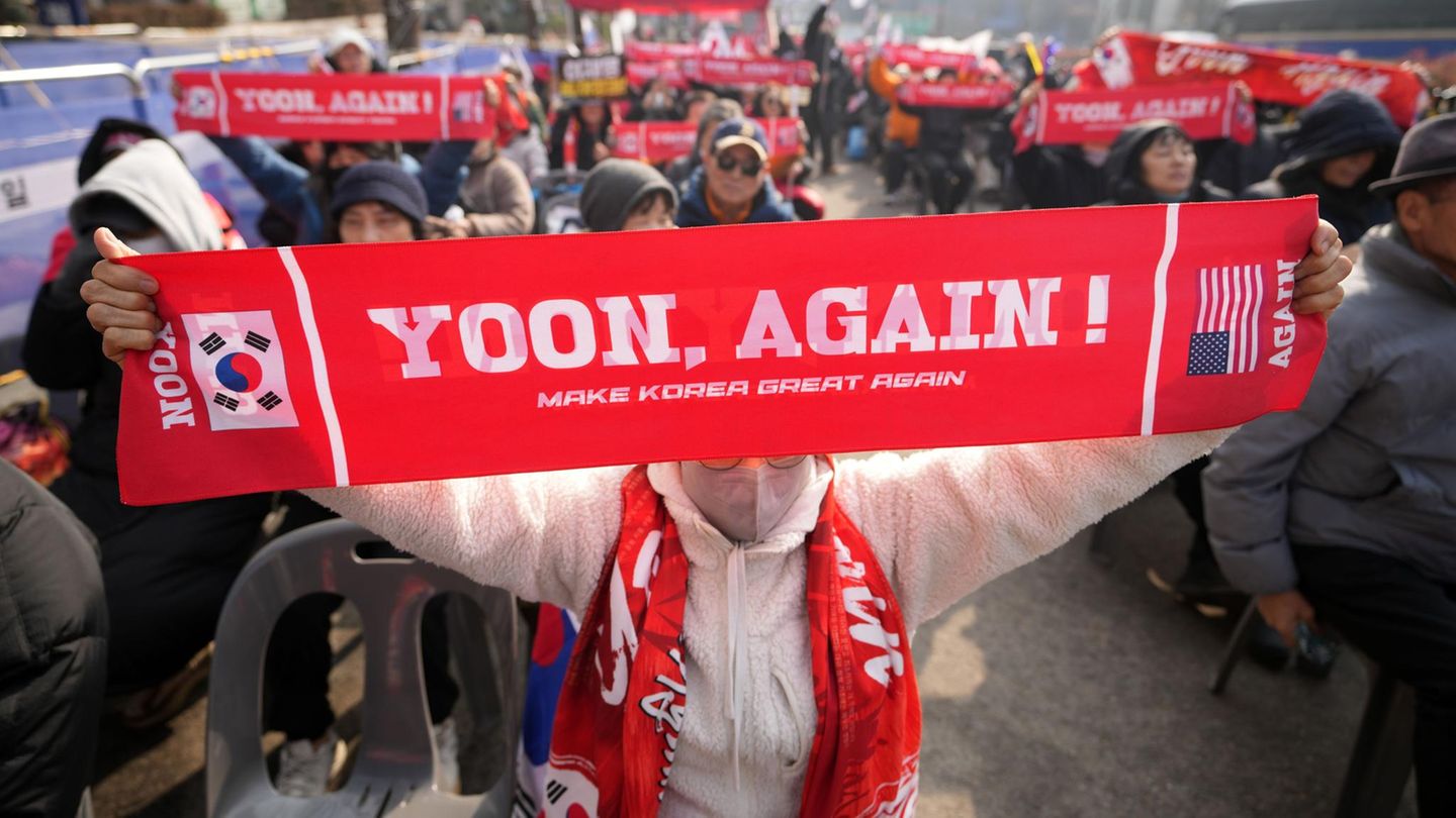 Seoul, Südkorea. Anhänger des ehemaligen Präsidenten Yoon Suk Yeol halten Schilder für den Politiker hoch. Dass Yoon wieder politisch an die Macht kommt, ist allerdings unwahrscheinlich: Er wurde nun von einem Gericht unter anderen wegen Behinderung der Justiz zu fünf Jahren Haft verurteilt. Trotzdem stehen seine Anhänger vehement zu ihm. Er wäre nicht der erste Präsident mit solchen Getreuen