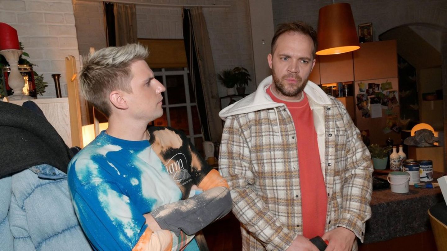 "GZSZ": Moritz (l.) wundert sich über Eriks erneute Versuche, Kontakt zu Matilda aufzunehmen.