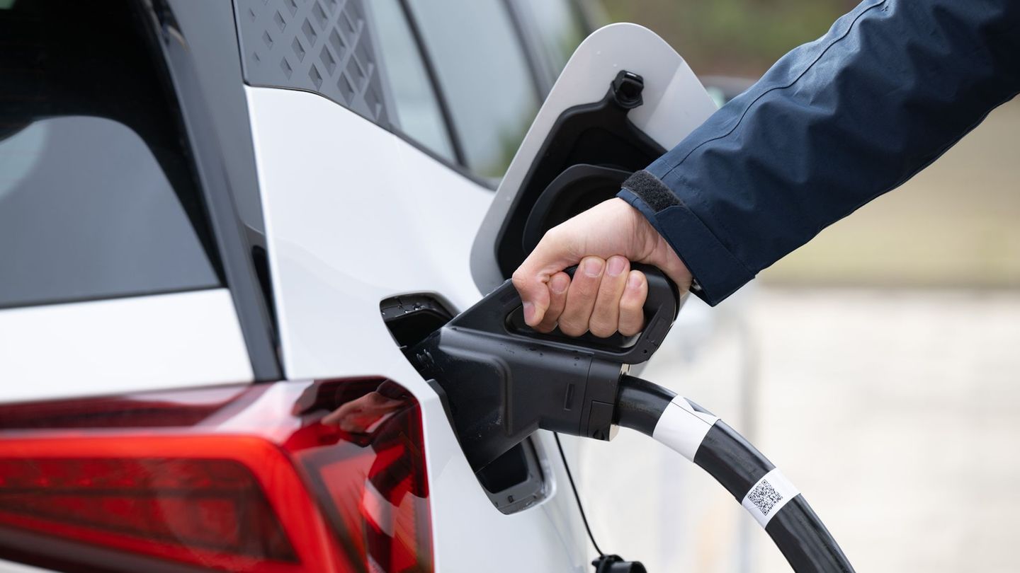 Die neue Kaufprämie für Elektroautos soll rückwirkend ab Jahresanfang gelten. Foto: Sebastian Kahnert/dpa