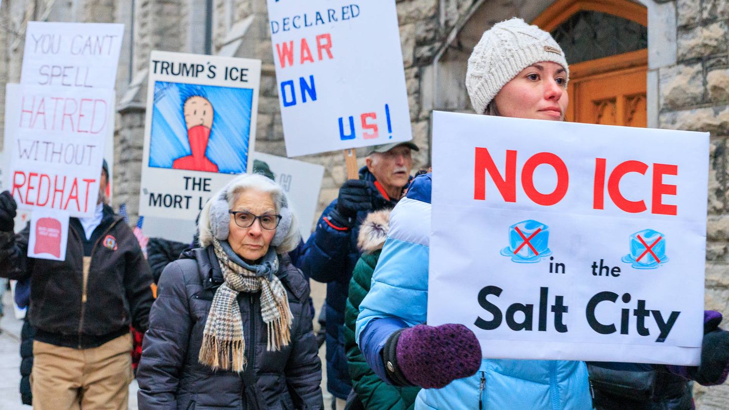 Protestler mit Schildern gegen Trumps ICE in den USA