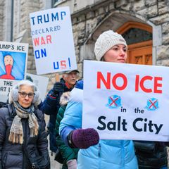 Protestler mit Schildern gegen ICE in den USA